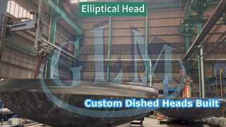 Выполняется шлифовка короткой прямой кромки эллиптической торцевой крышки!