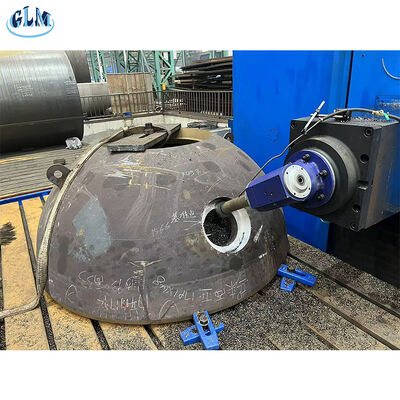 После формирования полусферической головки просверливаются отверстия и выполняется армирование в соответствии с расчетами давления для обеспечения прочности.